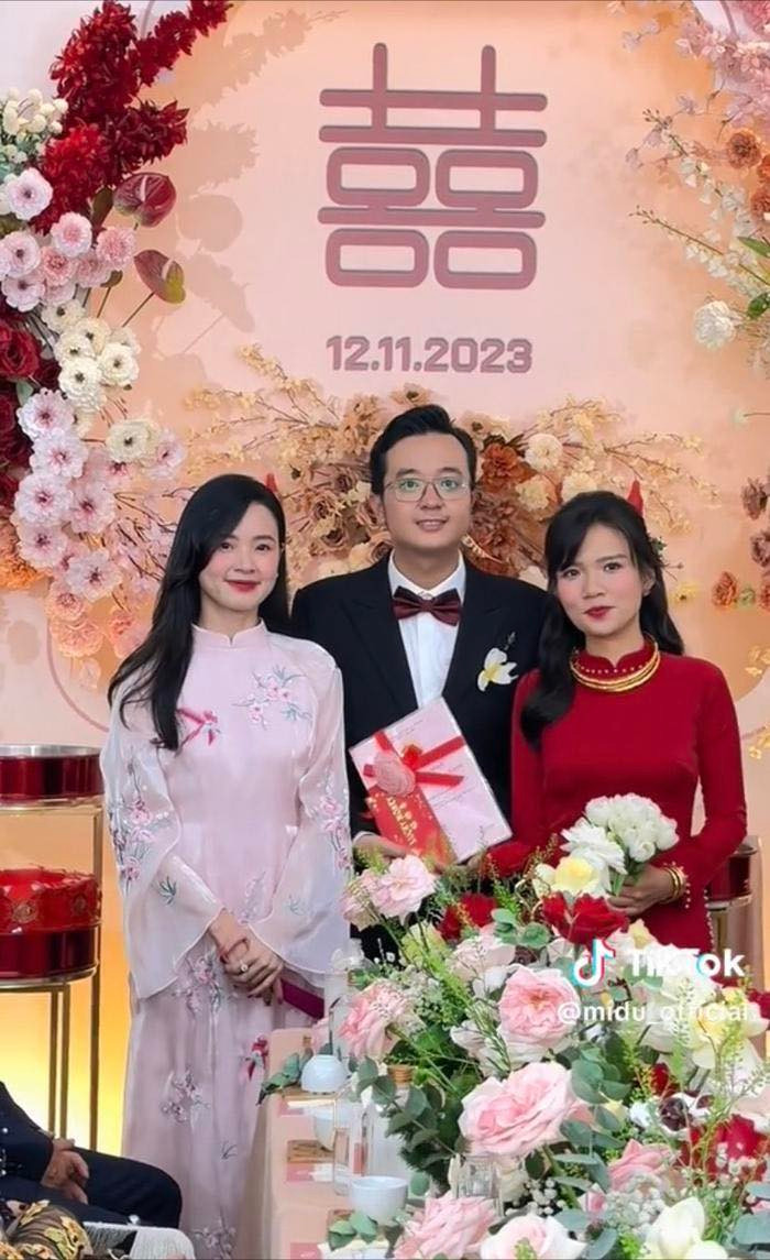 Nữ diễn viên khéo léo nhắn nhủ đến các em: "Chị tặng hai đứa quyển sổ đỏ, chúc hai đứa trăm năm hạnh phúc và cùng nhau gây dựng sự nghiệp, làm ăn thành công".