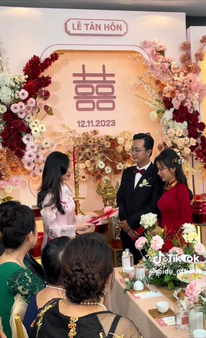 Hot girl đời đầu này đã mang tặng em mình 2 sổ đỏ khiến họ hàng, quan khách đều không giấu khỏi sự trầm trồ, bất ngờ.