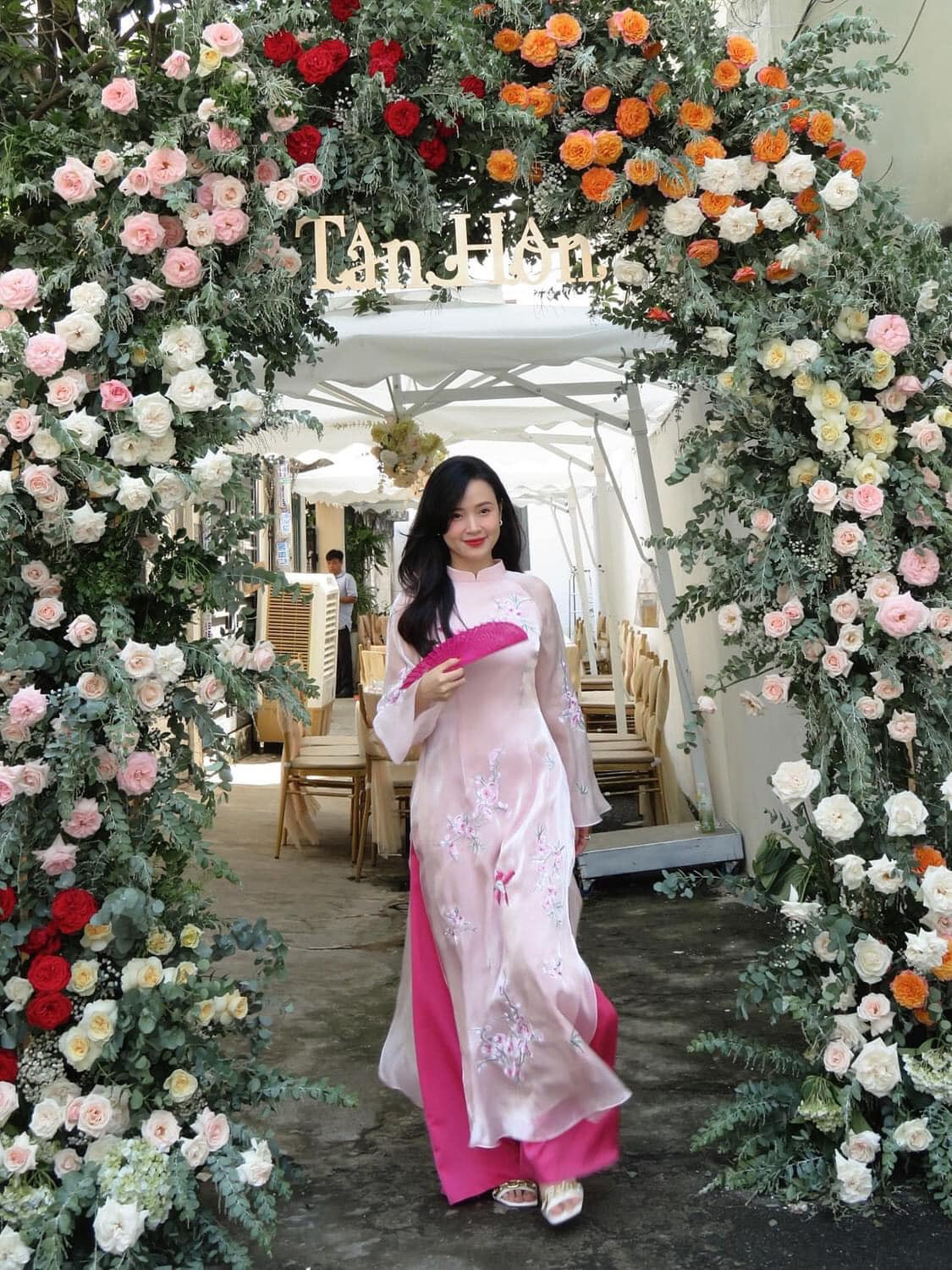 Trong dịp Tết Nguyên đán năm ngoái, Midu từng khoe một xấp sổ đỏ tặng mẹ.