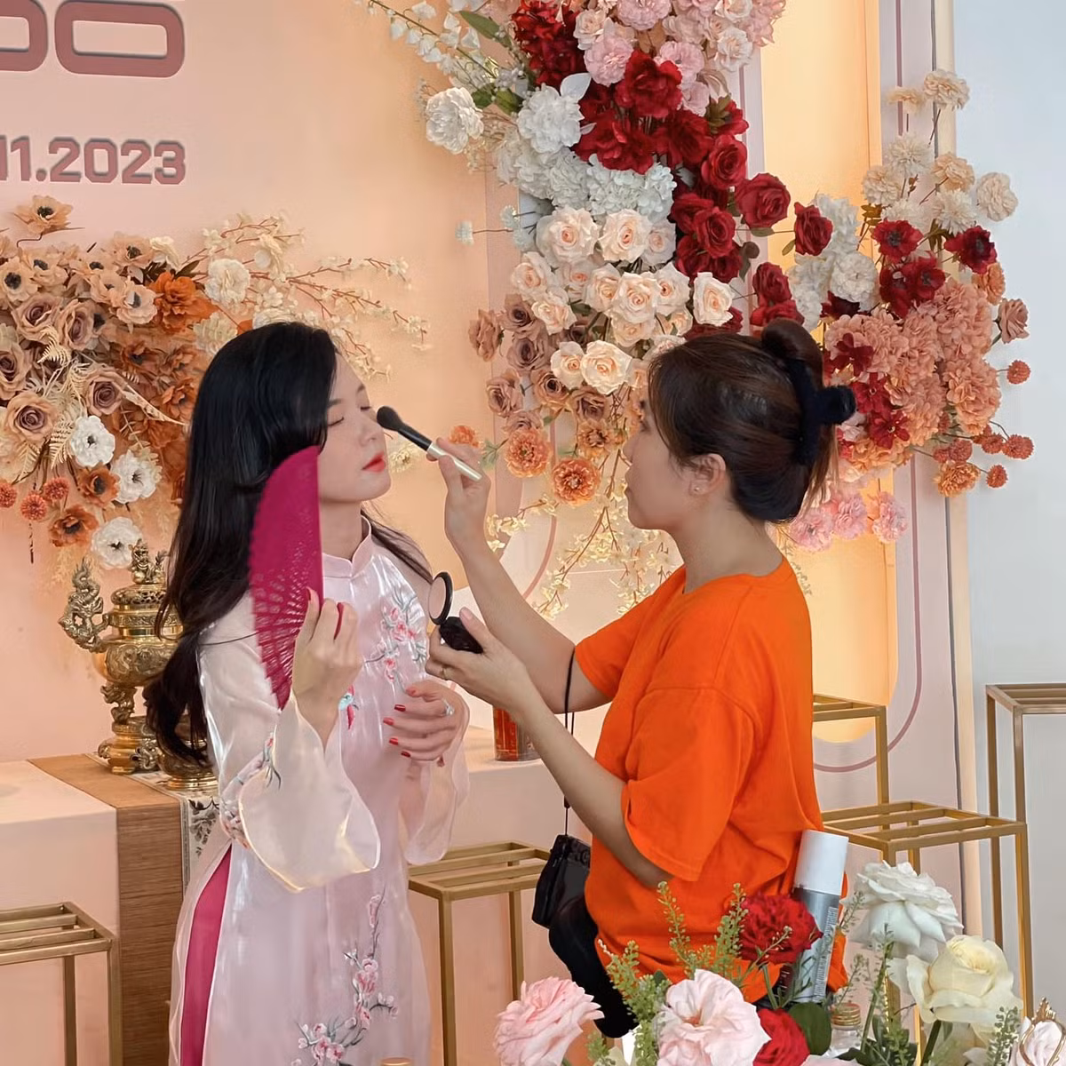 Những năm gần đây, Midu gây ấn tượng mạnh với hình ảnh nữ giảng viên kiêm doanh nhân thành đạt. Cô từng khiến công chúng xôn xao khi khoe mình sở hữu hàng xấp sổ đỏ hay đi "săn" bất động sản. Ảnh: Tổng hợp