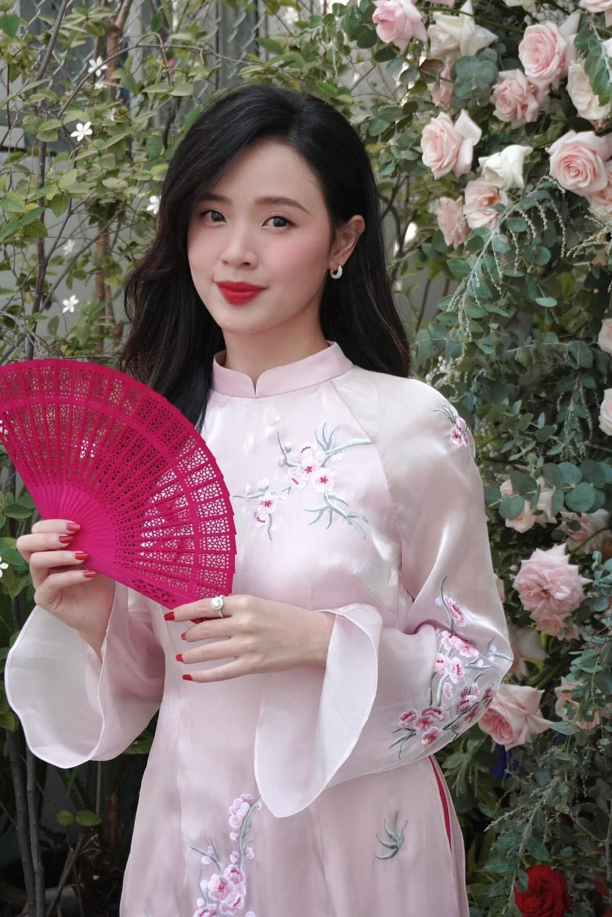 Mới đây, công chúng lẫn giới truyền thông thêm một phen "hốt hoảng" vì màn chơi trội của Midu khi tặng quà cưới cho em trai.