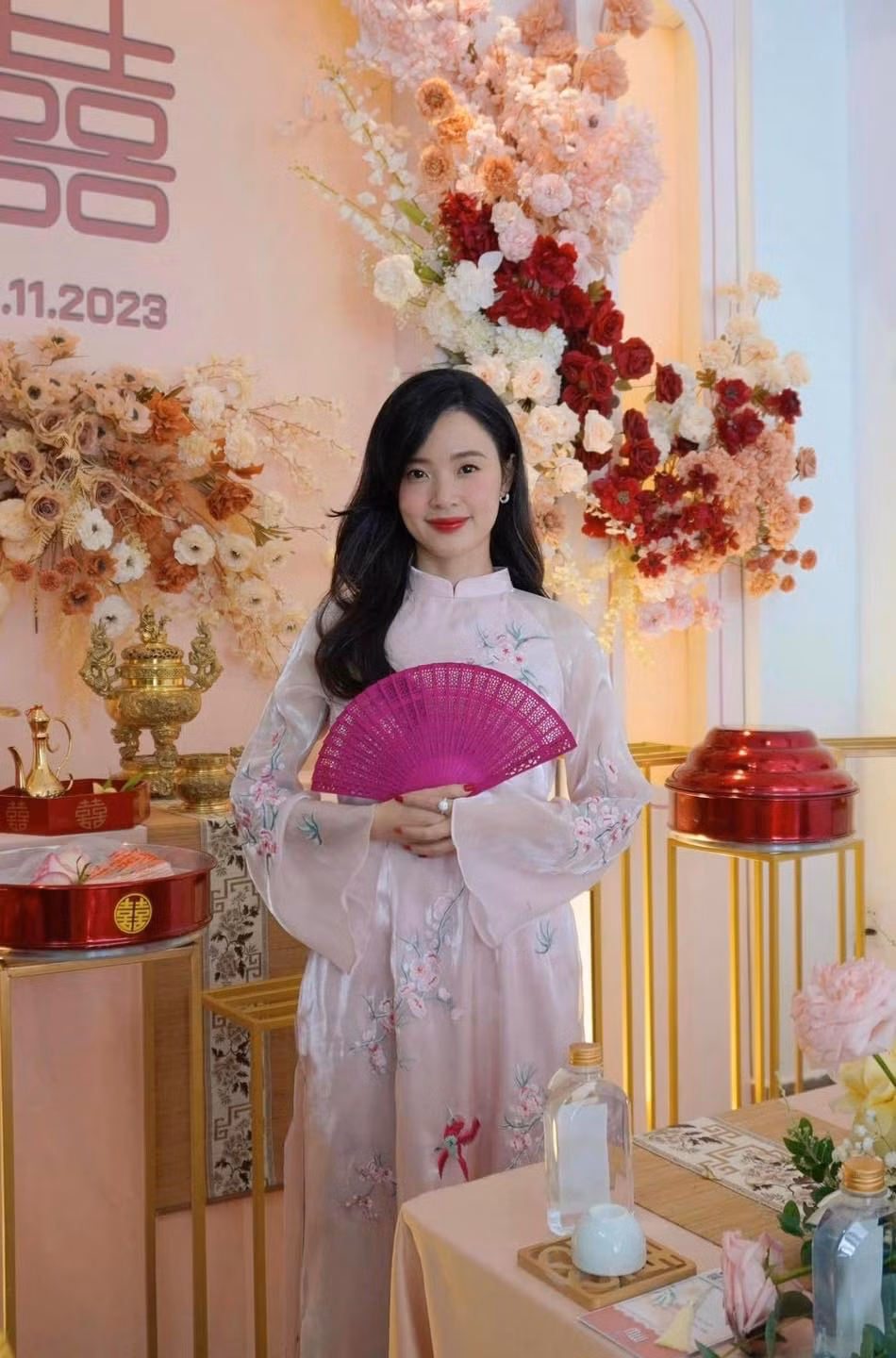 Trong vài ngày gần đây, cựu hot girl Midu bị nghi ngầm làm lễ ăn hỏi, chuẩn bị kết hôn sau một thời gian dài độc thân thì cô đã lên tiếng cô chỉ tham gia lễ ăn hỏi của em trai ruột.