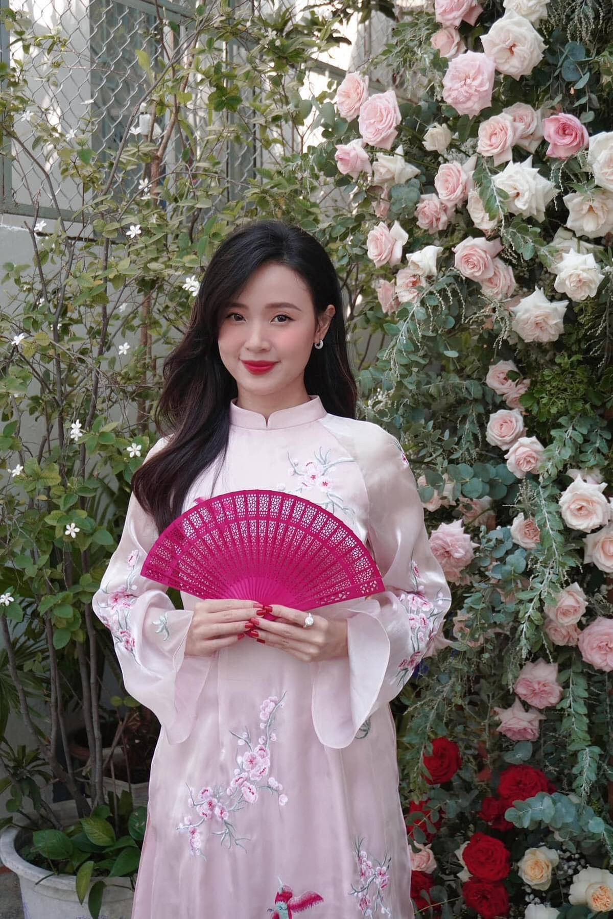 Midu chuẩn bị gái nhà người ta khi tặng em trai sương sương hai chiếc sổ đỏ trong ngày cưới.