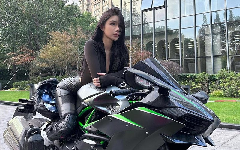 Yuan Sayuki còn được biết đến là một trong những người mẫu đang lên như diều gặp gió của Cbiz.