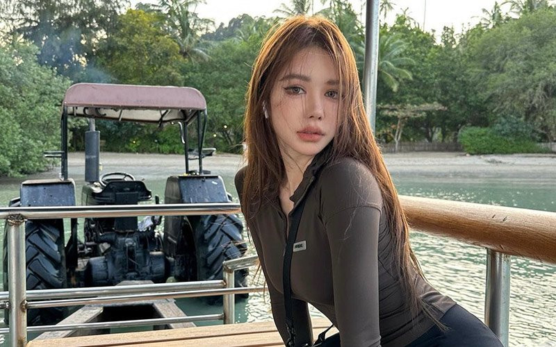 Trên trang cá nhân của hot girl này người xem dễ dàng bắt gặp hình ảnh cô thả dáng gợi cảm bên siêu xe. Lý do chính là từ niềm đam mê với xe phân khối lớn của cô.