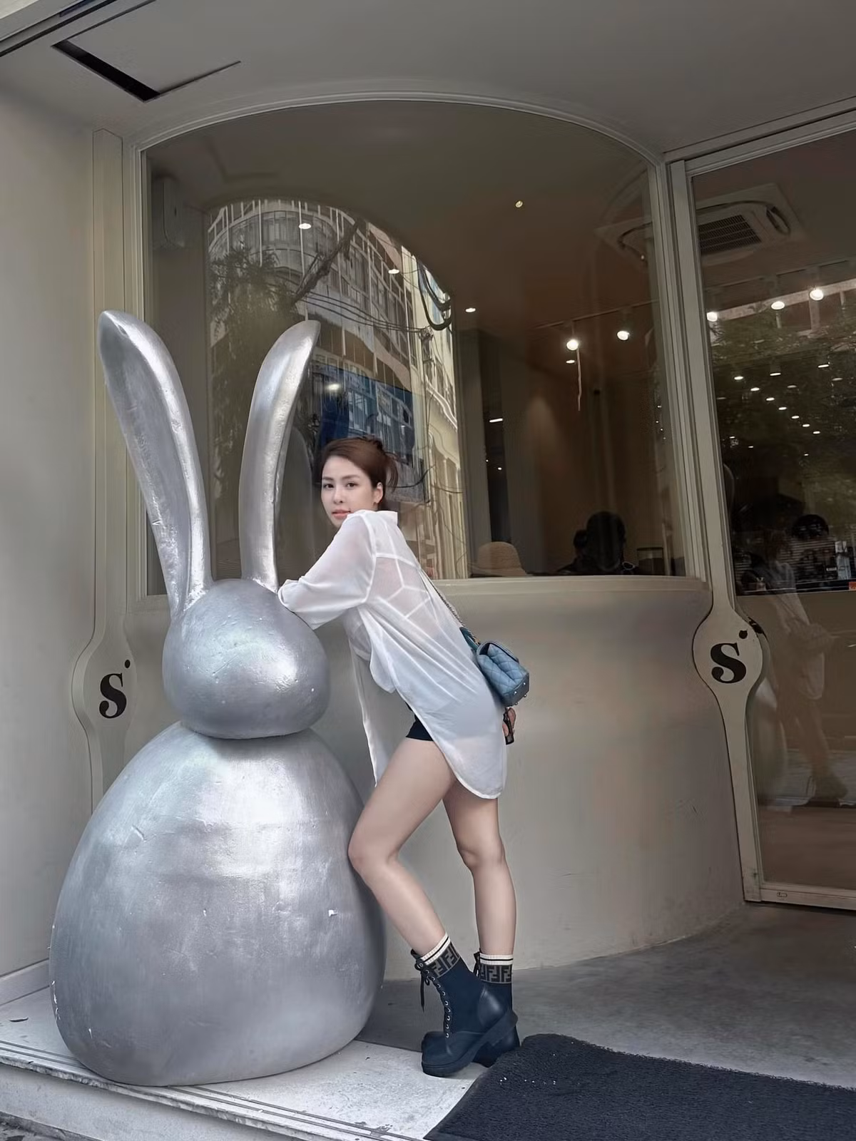 Không cần quá hở hang, cô vẫn thừa sức tôn được đôi chân dài miên man.