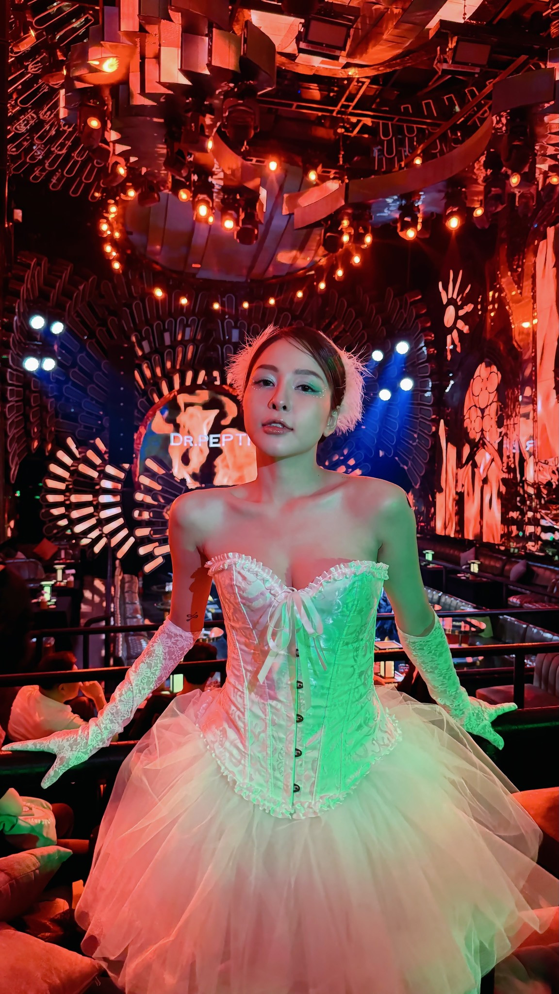 Gái xinh dần ghi điểm lại với công chúng nhờ nhan sắc xinh đẹp, vóc dáng gợi cảm cùng gu ăn mặc thời thượng, sang trọng.