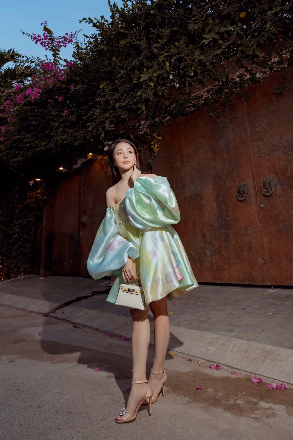 Kể từ khi công khai có bạn trai, Trâm Anh ăn mặc không còn phô trương, các góc chụp cũng rất kín đáo.