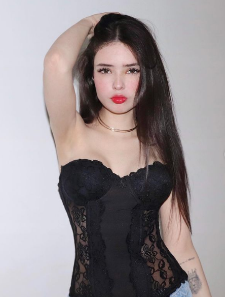 Phong cách thời trang trẻ trung, năng động, cá tính cũng giúp cô trông thu hút hơn.