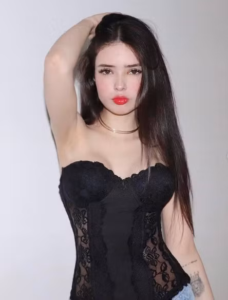 Phong cách thời trang trẻ trung, năng động, cá tính cũng giúp cô trông thu hút hơn.