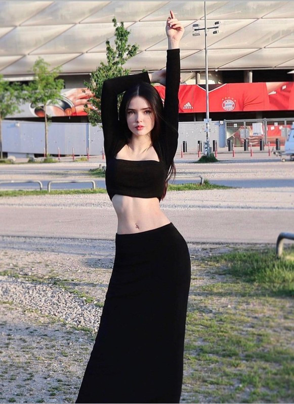 Được biết, gái xinh Venezuela sinh năm 1999. Cô được biết đến với tư cách TikToker, người mẫu Instagram, ca sĩ.