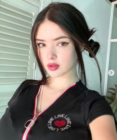 Germaine sở hữu nhiều đặc điểm của được đánh giá là "chuẩn đẹp" như gương mặt thanh thoát, sắc sảo, vóc dáng săn chắc, phong thái tự tin, quyến rũ.