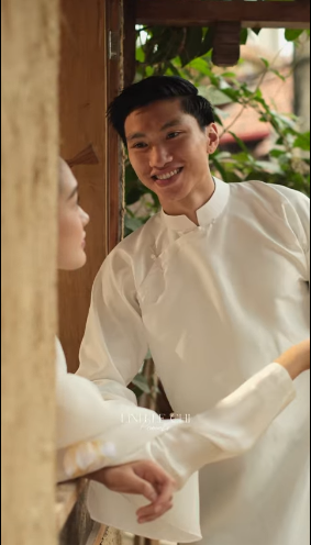 Trong đoạn clip, cả Văn Hậu và Hải My cùng diện áo dài, khoe trọn diện mạo thanh lịch, tao nhã.