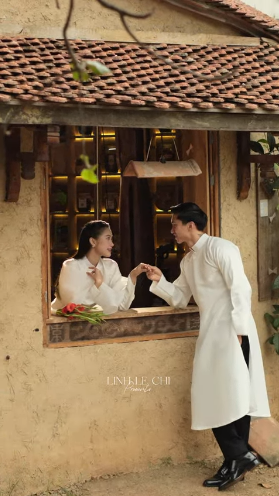 Hải My diện áo dài kết hợp với kiểu tóc xõa cùng lối trang điểm nhã nhặn khiến netizen xuýt xoa khen ngợi vì quá thu hút.