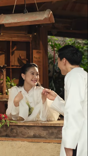 Diện áo dài, Văn Hậu khác hẳn với hình ảnh trên sân bóng. Chàng cầu thủ gốc Thái Bình được nhận xét có visual bảnh bao, phong độ, cực kỳ xứng đôi với Doãn Hải My.