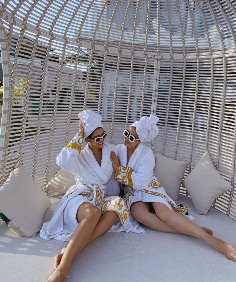 Khi đứng cùng con gái, doanh nhân Lê Hồng Thủy Tiên nhận nhiều lời khen bởi diện mạo trẻ trung, xinh đẹp dù đã ở tuổi 53.