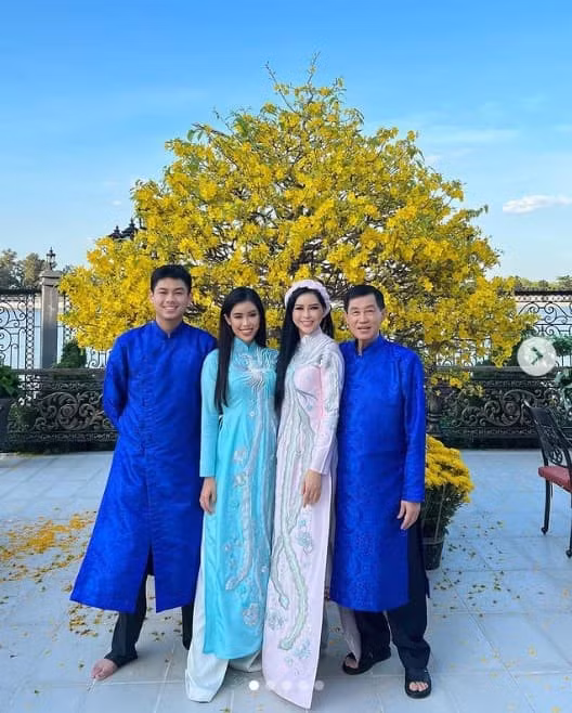 Nếu như Tiên Nguyễn sở hữu nhan sắc quyến rũ thì doanh nhân Thủy Tiên lại toát lên sự quý phái, sang trọng.