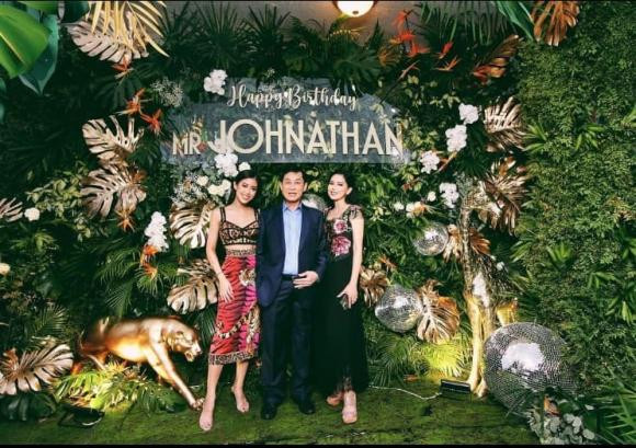 Cả hai đều sở hữu vẻ ngoài thần thái, sang chảnh, trẻ trung hệt như hai chị em.