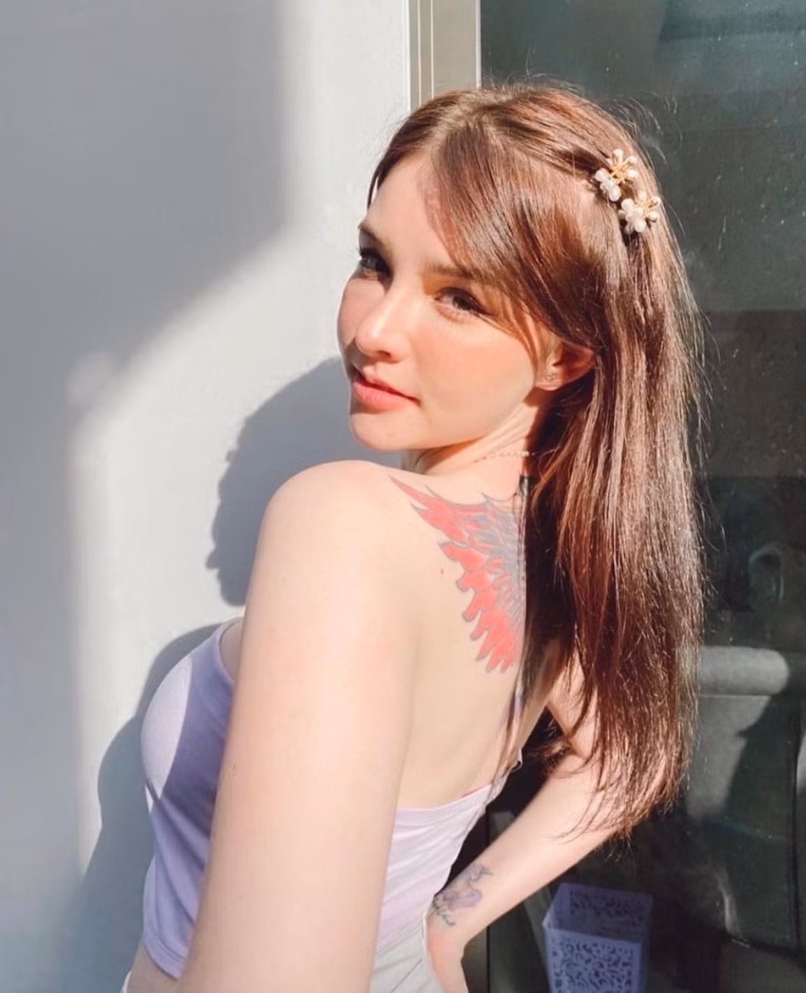 Cô được biết tới với danh xưng "nữ thần thoát tục" hay "thiên thần áo tắm" bởi những bộ ảnh gợi cảm khiến bất kỳ ai cũng phải "điêu đứng".