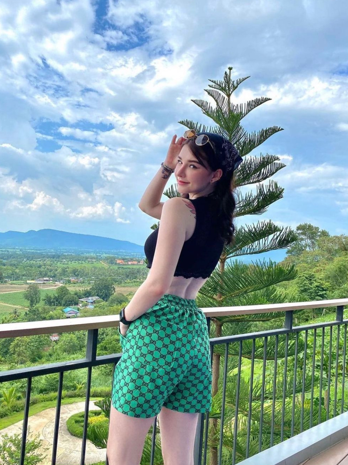 Mang trong mình dòng máu lai, Jessie Vard có lợi thế lớn về nhan sắc với gương mặt sắc sảo, mái tóc vàng và làn da trắng không tỳ vết.