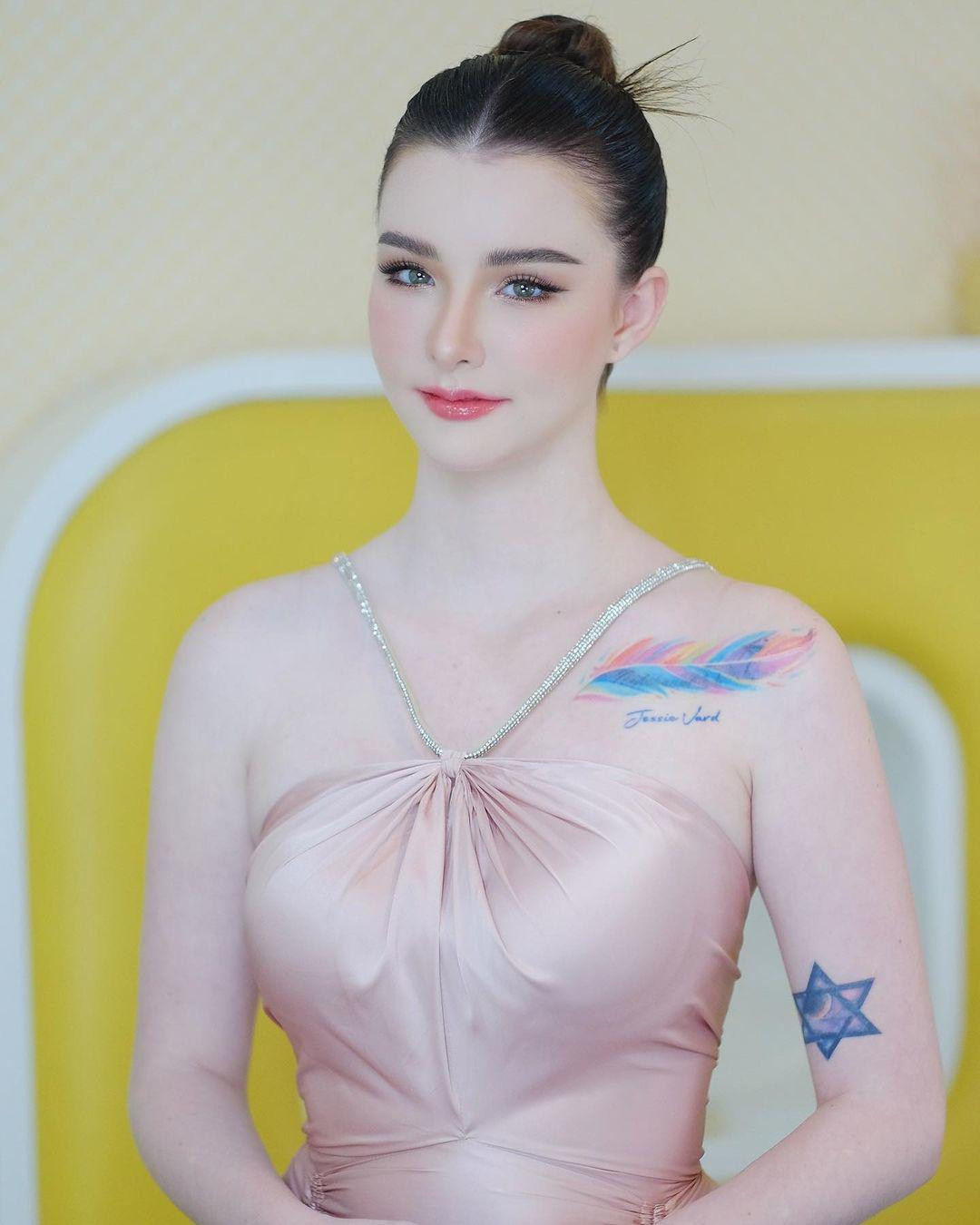 Khi chưa đầy 18 tuổi, bông hồng lai này đã nổi tiếng khắp châu Á nhờ gương mặt đúng chuẩn nữ thần cùng thân hình cực kỳ quyến rũ.