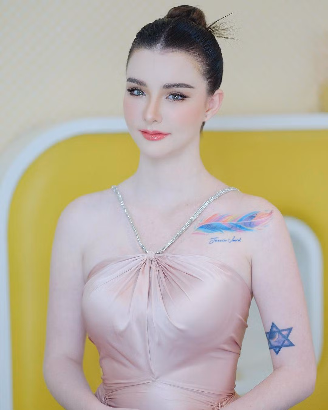 Khi chưa đầy 18 tuổi, bông hồng lai này đã nổi tiếng khắp châu Á nhờ gương mặt đúng chuẩn nữ thần cùng thân hình cực kỳ quyến rũ.