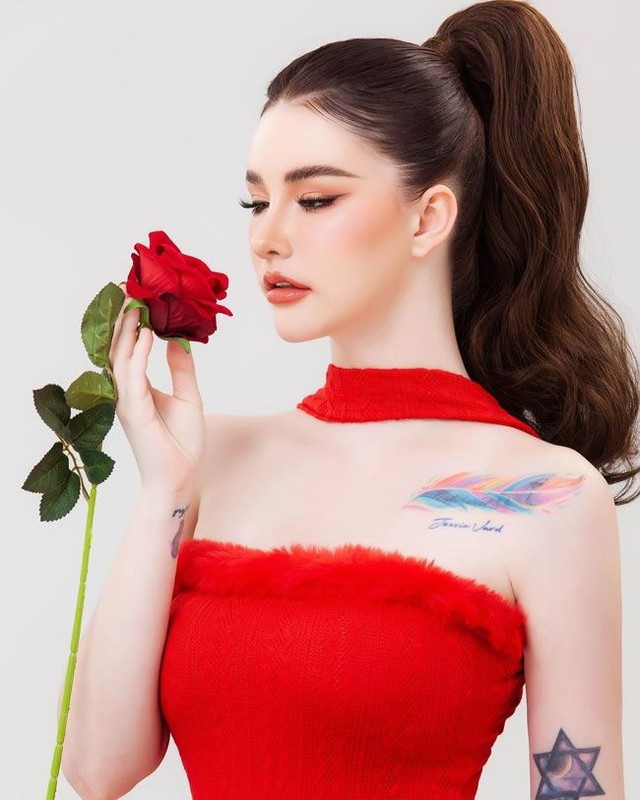 Trong những tấm hình này, hot girl lai khoe khéo được hình xăm cá tính trên vai.