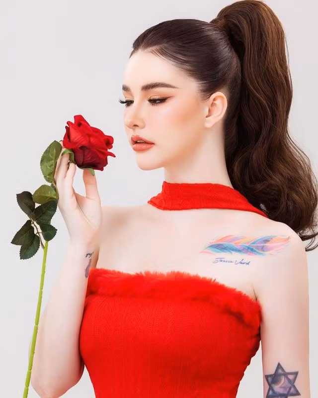 Trong những tấm hình này, hot girl lai khoe khéo được hình xăm cá tính trên vai.