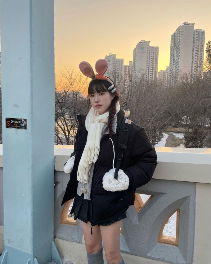 Bên cạnh việc thi đấu ở môn bóng chuyền bãi biển, Shin Ji Eun cũng tham gia tranh tài ở môn bóng chuyền trong nhà.