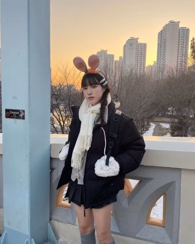 Bên cạnh việc thi đấu ở môn bóng chuyền bãi biển, Shin Ji Eun cũng tham gia tranh tài ở môn bóng chuyền trong nhà.