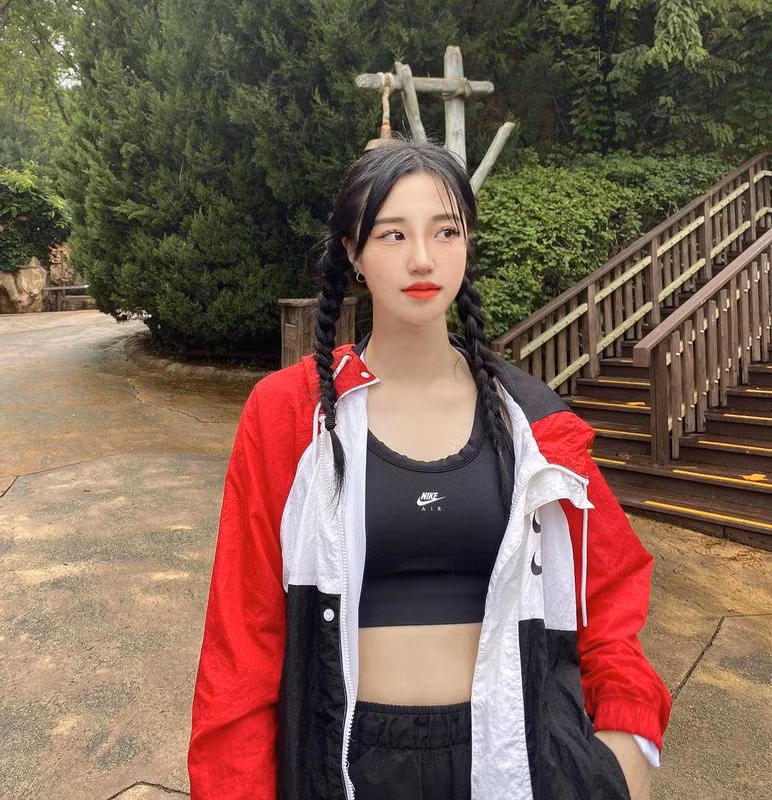 Nhiều bình luận cho rằng Shin Ji Eun có vẻ đẹp không kém gì hoa hậu và đồng thời đánh giá cô là VĐV xinh đẹp nhất.