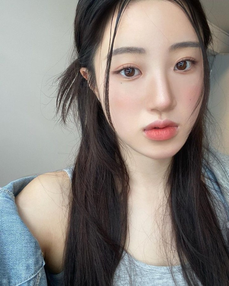 Khuôn mặt xinh xắn, thần thái, sống mũi cao, vóc dáng đẹp, khỏe mạnh cùng làn da trắng không tì vết đã biến Shin Ji Eun trở thành một cơn sốt trên mạng xã hội.