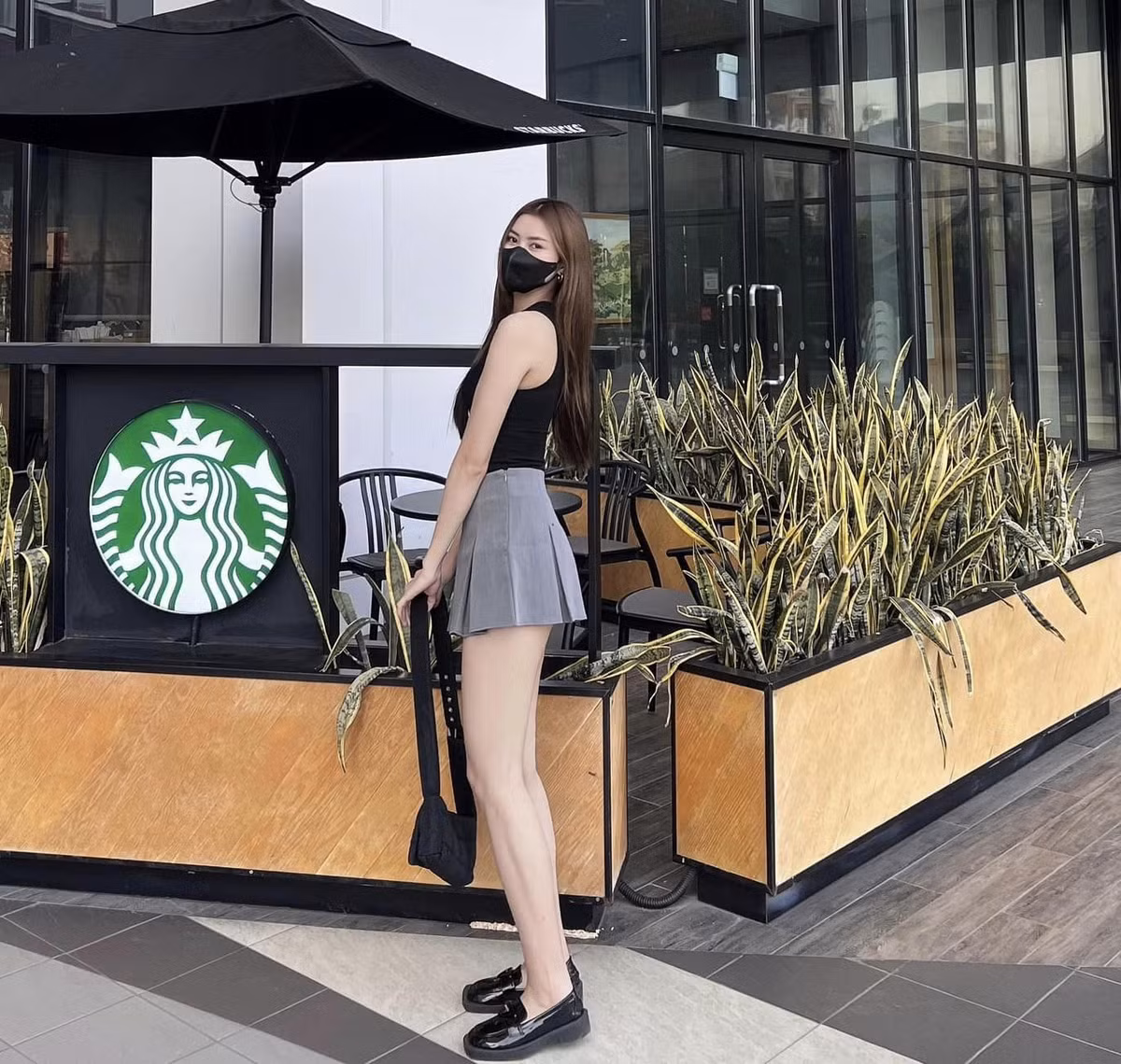 Ngoài gương mặt xinh xắn, Ngô Thị Hương có chiều cao ấn tượng 1,75m, cân nặng 58 kg.