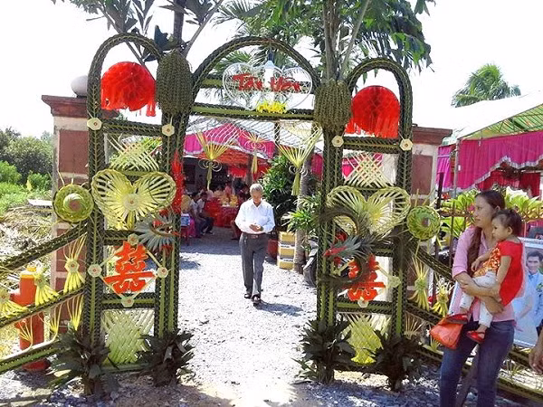 Những chiếc cổng lá dừa làm đẹp trong ngày cưới – ngày đặc biệt quan trọng của các cặp đôi đã trở thành nét độc đáo trong văn hóa của vùng sông nước miền Tây. Ảnh: Tổng hợp