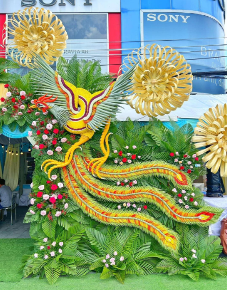 Trước kia ở miền Tây Nam bộ, những chiếc cổng cưới lá dừa hết sức giản dị và đơn sơ. Chỉ cần tàu lá dừa, cây chuối… cùng một số ít phụ kiện đơn giản để tạo thành một chiếc cổng cưới đẹp.