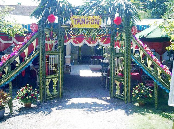 Cổng cưới lá dừa là nét văn hóa đặc sắc ở miền Tây, với các vùng miền khác có thể trông lạ mắt nhưng người miền Tây thì vô cùng quen thuộc.