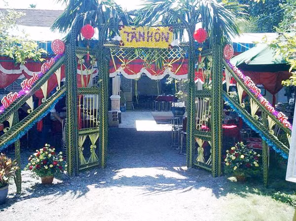 Cổng cưới lá dừa là nét văn hóa đặc sắc ở miền Tây, với các vùng miền khác có thể trông lạ mắt nhưng người miền Tây thì vô cùng quen thuộc.