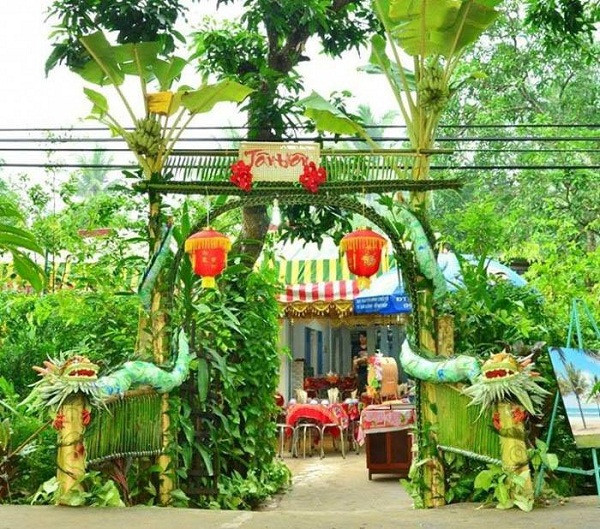 Được biết, giá trị của những chiếc cổng cưới thủ công này cũng không hề rẻ, một bộ cổng kết hình long phụng hoặc hoa lá cầu kỳ có thể lên đến hàng chục triệu đồng.