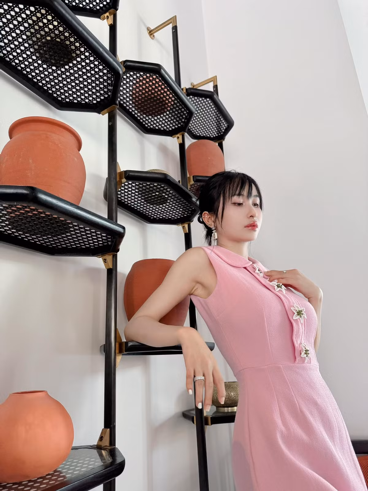 Trong một chia sẻ mới đây, khi được hỏi vợ đại gia Minh Nhựa thích nhất phòng nào nhất trong căn biệt thự của vợ chồng, thay vì trả lời là phòng quần áo hay nơi sưu tập túi xách, giày hiệu... thì cô nàng không ngần ngại đáp là phòng bếp.