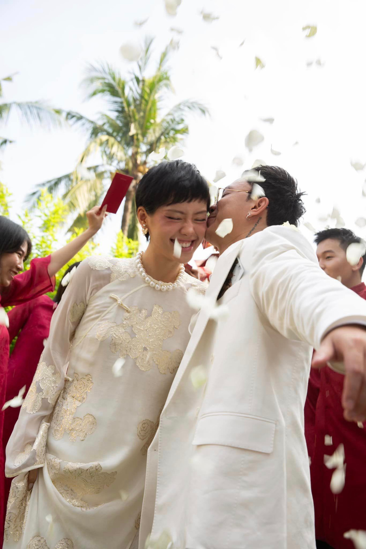 Lễ ăn hỏi của gái xinh này dành riêng cho hai bên gia đình và khoảng 40 khách mời.