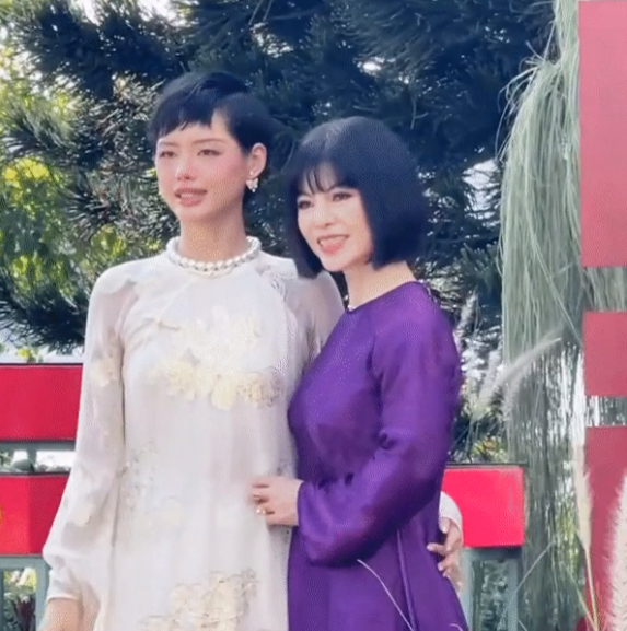 Khi đứng cạnh con gái, mẹ Cô Em Trendy chiếm trọn spotlight vì vẻ ngoài trẻ trung, tươi tắn.