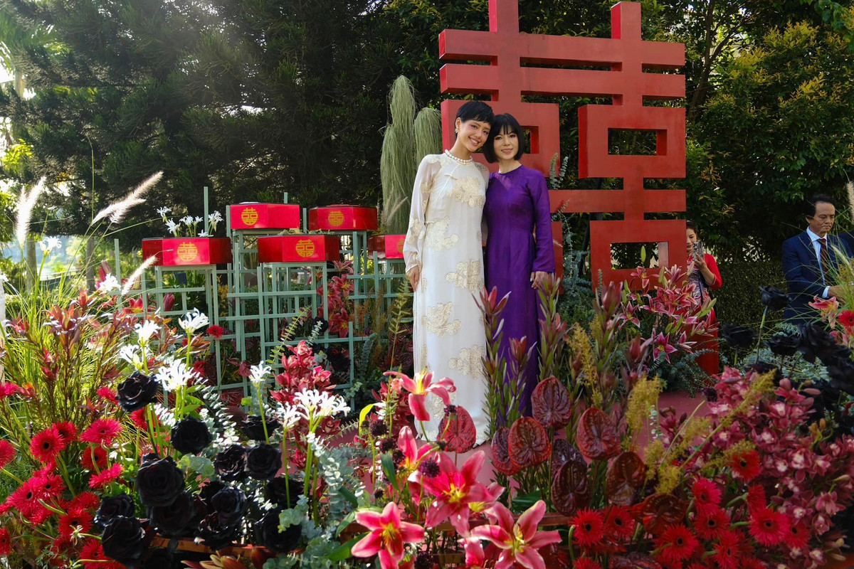 Mẹ của Cô Em Trendy diện một chiếc áo dài tím truyền thống. Dù không cần làm gì quá cầu kỳ nhưng vẫn nhận được lời khen bởi gương mặt cực “hack tuổi”.