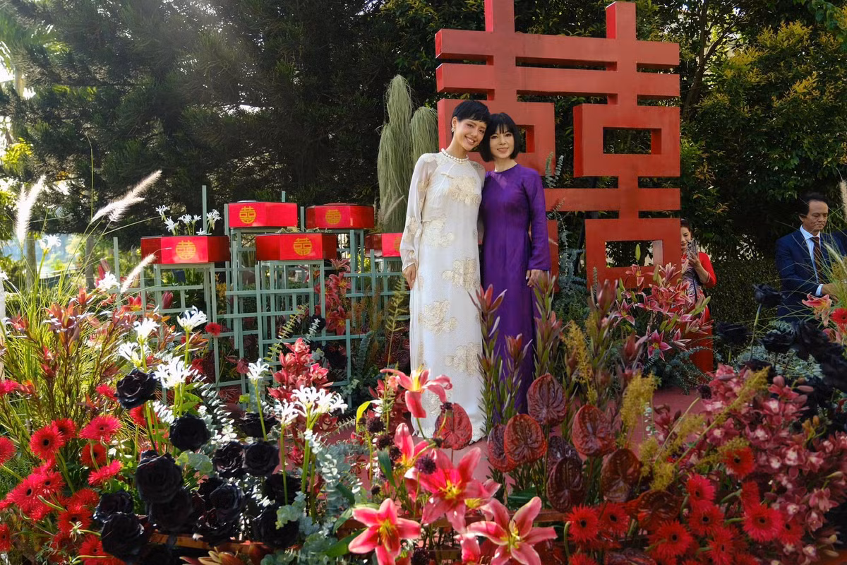 Mẹ của Cô Em Trendy diện một chiếc áo dài tím truyền thống. Dù không cần làm gì quá cầu kỳ nhưng vẫn nhận được lời khen bởi gương mặt cực “hack tuổi”.