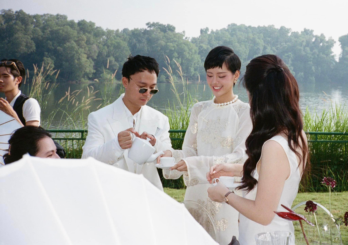 Tháng 4/2023, Khánh Linh công khai được bạn trai ngỏ lời cầu hôn. Cặp đôi thường xuyên đồng hành, hỗ trợ nhau trong công việc.