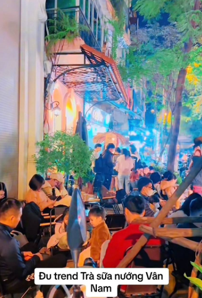 Hình ảnh các quán trà sữa nướng Vân Nam đông khách ngồi chờ xuất hiện thường xuyên trên MXH. Ảnh chụp màn hình: @viethong