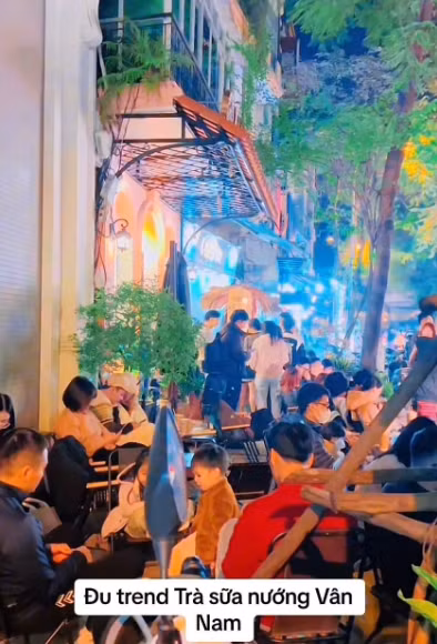 Hình ảnh các quán trà sữa nướng Vân Nam đông khách ngồi chờ xuất hiện thường xuyên trên MXH. Ảnh chụp màn hình: @viethong