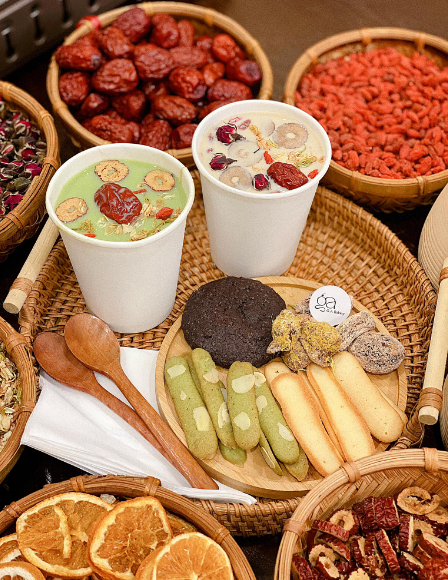 Trung bình 1 set trà sữa đất nung dành cho 2 người rơi vào khoảng 80.000đ - 90.000đ. Một số nơi bán set nhỏ có 4 cốc với giá 95.000đ. Cũng có nơi bán thêm combo đồ ăn kèm trà sữa rơi vào khoảng 120.000đ - 150.000đ. Theo đánh giá của nhiều người thì giá bán này khá hợp lý. Ảnh: Nguyễn Hương Giang