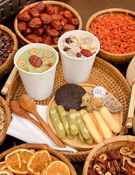 Trung bình 1 set trà sữa đất nung dành cho 2 người rơi vào khoảng 80.000đ - 90.000đ. Một số nơi bán set nhỏ có 4 cốc với giá 95.000đ. Cũng có nơi bán thêm combo đồ ăn kèm trà sữa rơi vào khoảng 120.000đ - 150.000đ. Theo đánh giá của nhiều người thì giá bán này khá hợp lý. Ảnh: Nguyễn Hương Giang