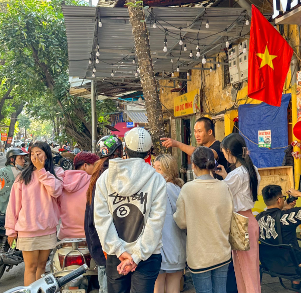 Không chỉ độc đáo ở tên gọi, trà sữa nướng đất nung Vân Nam còn có cách pha chế gây tò mò, thích thú. Chính vì thế không ít bạn trẻ sẵn sàng chờ đợi để được thưởng thức món đồ uống này. Ảnh: Dinh Hoang Phuong Thao