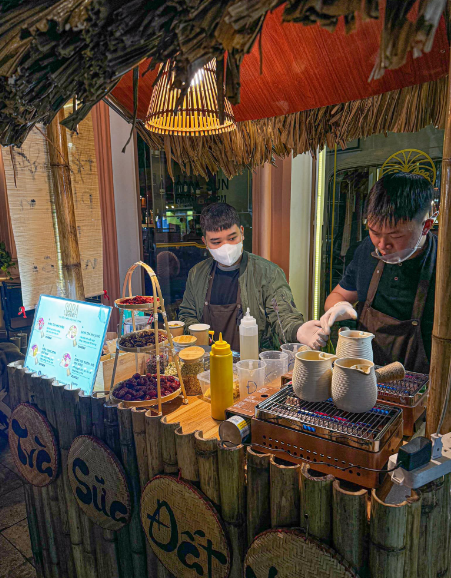 Điểm thu hút của loại thức uống này là thay vì chiếc cốc nhựa hoặc giấy với ống hút to truyền thống, trà sữa nướng được đựng trong một chiếc niêu (có nơi gọi là ấm) được làm từ đất nung. Ảnh: Linh Tea